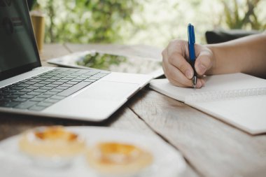 Adam, yumurta tartlı dijital dizüstü bilgisayarla yazma ve çalışma konusunda rahat.