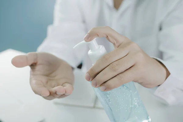 Hand Ung Man Tvätta Med Alkohol Gel För Ren Koronavirus — Stockfoto