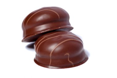 Beyaz bir arka planda tatlı pasta