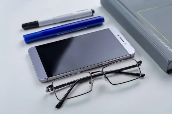 defter ve kalem masaya.