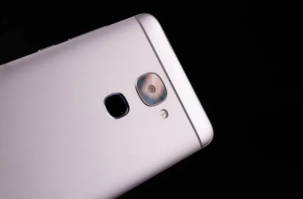 Akıllı telefon kameraya döndü, siyah arka plan. Arka kapak akıllı telefonu 