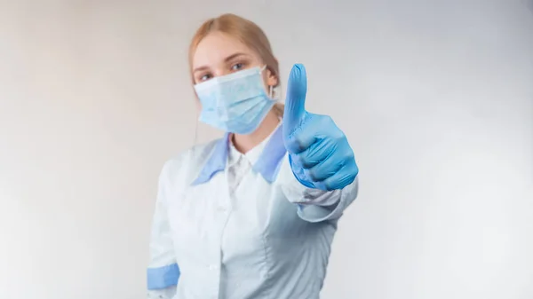 Doktor kız beyaz arka planda görünüyor.