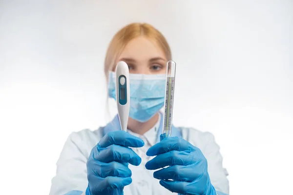 Lány Orvos Tartja Két Hőmérő Elektronikus Higany — Stock Fotó