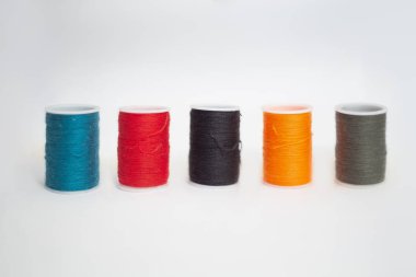 Beyaz arka planda erzak dikiyorum.