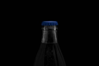 Soğuk içecekle birlikte cam şişe.