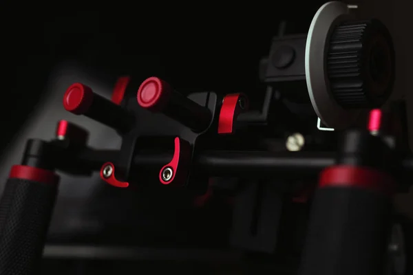 Karanlık bir arkaplan üzerinde görüntü yönetmeni tekniği, sinema ve video başlığı üzerine web sitesi başlığına uygun