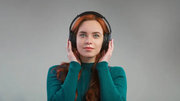 Κορίτσι Κόκκινα Μαλλιά Ακουστικά Ελαφρύ Φόντο — Φωτογραφία Αρχείου