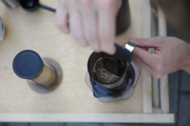 Doğada kahve yapma adam