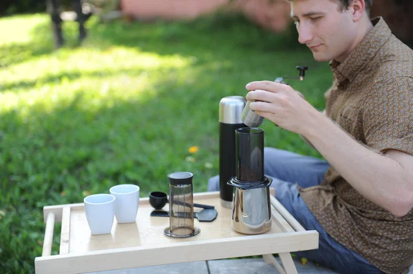 Homme faisant du café dans la nature Images De Stock Libres De Droits