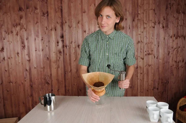 Barista brewing coffee alternative method — Stock Photo, Image