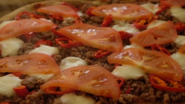 Frische leckere hausgemachte Pizza mit Dampf — Stockvideo