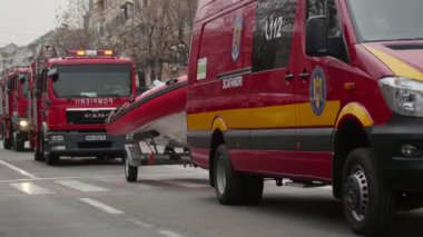 Firetrucks geçit töreni sırasında Romanya Ulusal Günü kutlamaları
