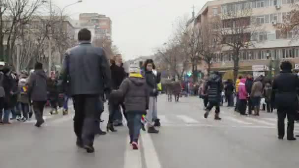 Толпа людей (со временем) во время празднования Национального дня Румынии — стоковое видео