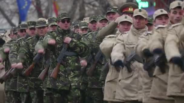 Militärmarsch während der Feierlichkeiten zum Nationalfeiertag Rumäniens — Stockvideo