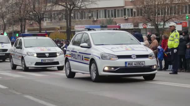 Le auto della polizia sfilano durante le celebrazioni per la Giornata Nazionale della Romania — Video Stock