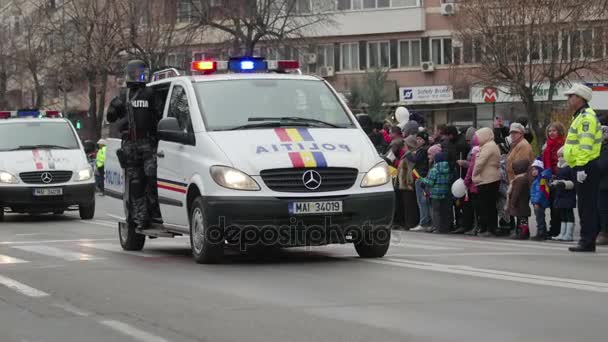 Polizeiwagen paradieren während der Feierlichkeiten zum Nationalfeiertag Rumäniens — Stockvideo