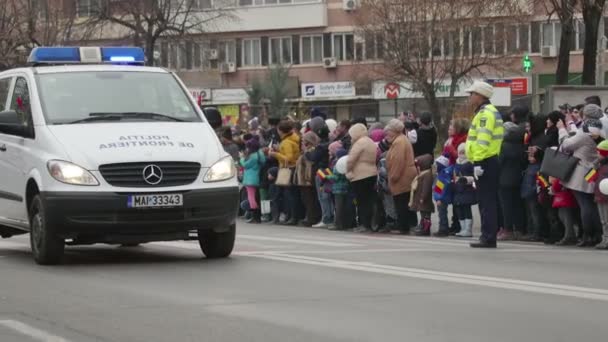Παρέλαση αυτοκίνητα της αστυνομίας κατά τη διάρκεια των εορταστικών εκδηλώσεων για την εθνική ημέρα της Ρουμανίας — Αρχείο Βίντεο
