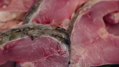 Ahşap bir masa hazır pişmiş olması üzerinde ham sazan dilim