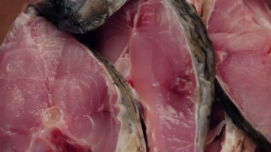 Ahşap bir masa hazır pişmiş olması üzerinde ham sazan dilim