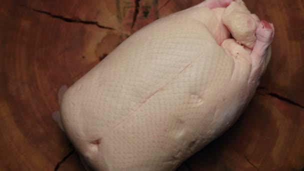Pato crudo en una mesa de madera listo para cocinar — Vídeo de stock
