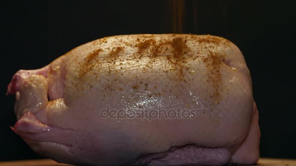 Pato crudo con mezcla de ingredientes en una mesa de madera y listo para cocinar — Vídeos de Stock
