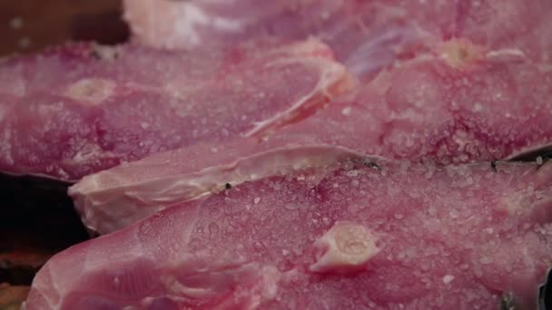 Fatias de carpa crua com sal em uma mesa de madeira pronta para ser cozida — Vídeo de Stock