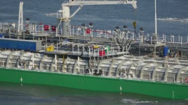 Bir tanker gemi float arasındaki buzlar yakınındaki Tulcea, Romanya Tuna