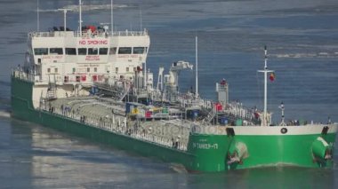 Bir tanker gemi float arasındaki buzlar yakınındaki Tulcea, Romanya Tuna