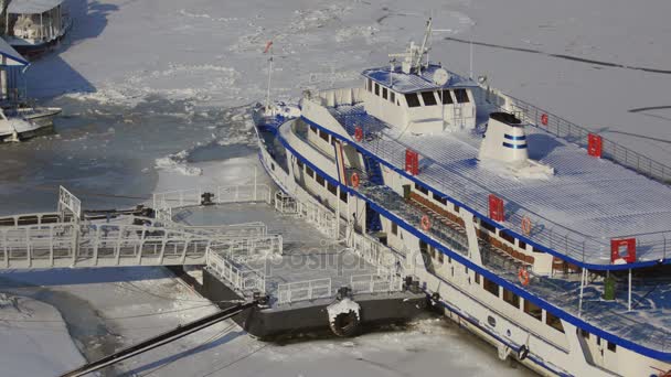 トゥルチャ県の港でドナウ川の氷の間で立ち往生する旅客船 — ストック動画