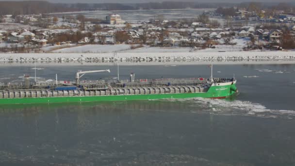 Een tanker schip float tussen ice floes op de Donau in de buurt van Tulcea, Romania — Stockvideo