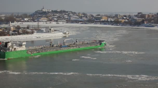 Tanker loď plovoucí mezi ledové kry na Dunaji blízko Tulcea, Rumunsko — Stock video