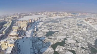 Tulça şehir liman ve Tuna hava görünümünü buzlar içinde kaplı