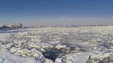 Tuna Nehri üzerinde buz tabakaları