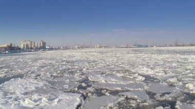 Tuna Nehri üzerinde buz tabakaları