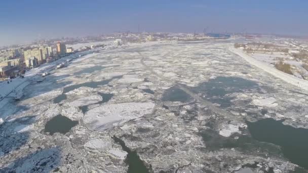 Veduta aerea del porto di Tulcea e del Danubio coperto di banchi di ghiaccio — Video Stock