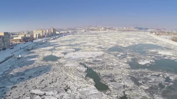 Letecký pohled na přístav města Tulcea a Dunaj pokryta ledových ker — Stock video