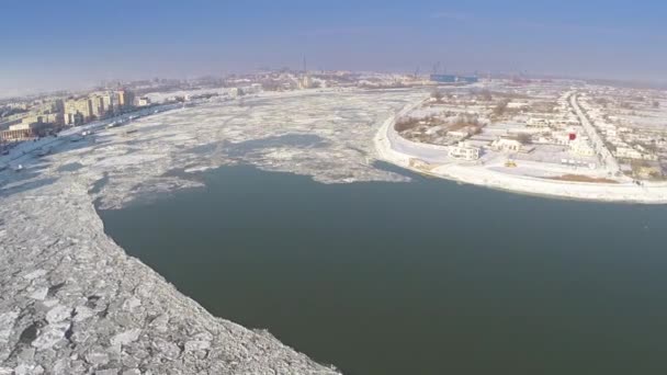 Вид с воздуха на гавань города Тулча и Дунай, покрытый льдом — стоковое видео