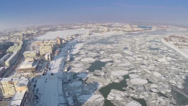 Vedere aeriană a portului orașului Tulcea și a Dunării acoperite de flote de gheață — Videoclip de stoc