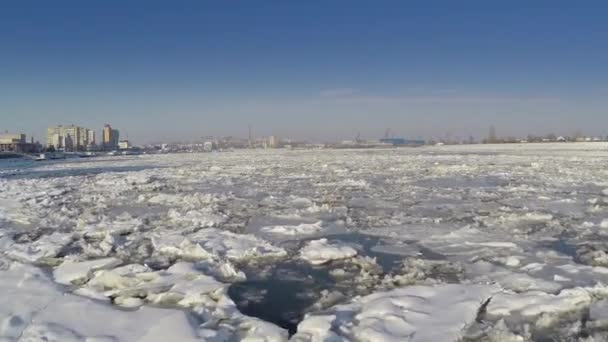 Ledových příkrovů na řece Dunaj — Stock video