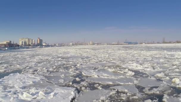 Ledových příkrovů na řece Dunaj — Stock video