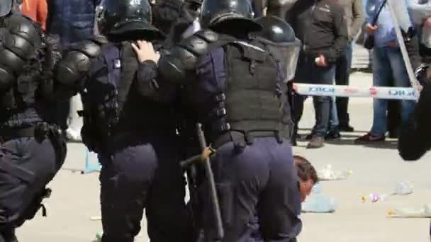 Gendarmes detendo um manifestante durante um exercício de controle de motins — Vídeo de Stock