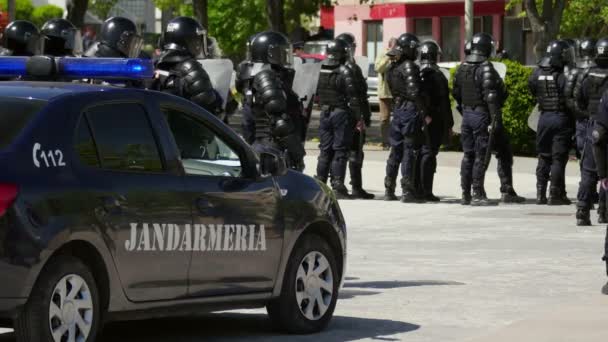 Gendarmería antidisturbios bloquea a manifestantes durante un ejercicio de control antidisturbios — Vídeos de Stock