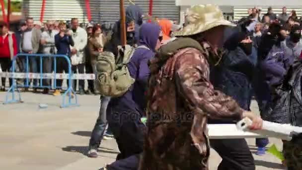 Tüntetők összecsapása a lázadás csendőrség-tömegoszlató edzés közben — Stock videók