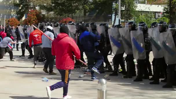 Manifestantes chocan con gendarmería antidisturbios durante un ejercicio de control antidisturbios — Vídeos de Stock