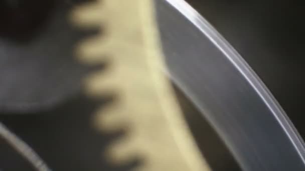 Часовой механизм снят под микроскопом — стоковое видео