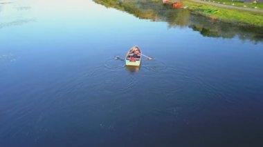 Turistler bir kayığın içinde