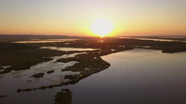 Дунай Дельта водно-болотних угідь в sunset пташиного польоту — стокове відео