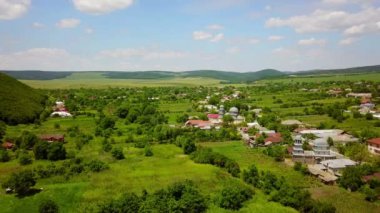 Küçük bir köyün vahşi Balkanlar'da havadan görünümü