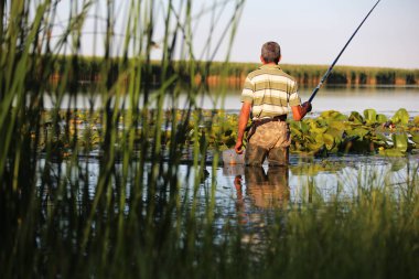 Adam çubuk duran su ile Balık tutma