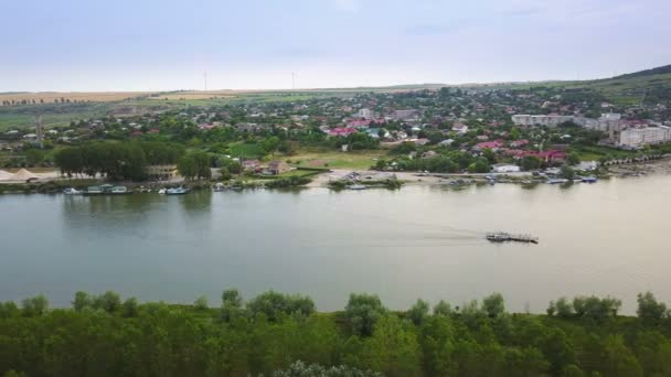 鸟瞰图的一个小村庄和多瑙河前流入大海 — 图库视频影像
